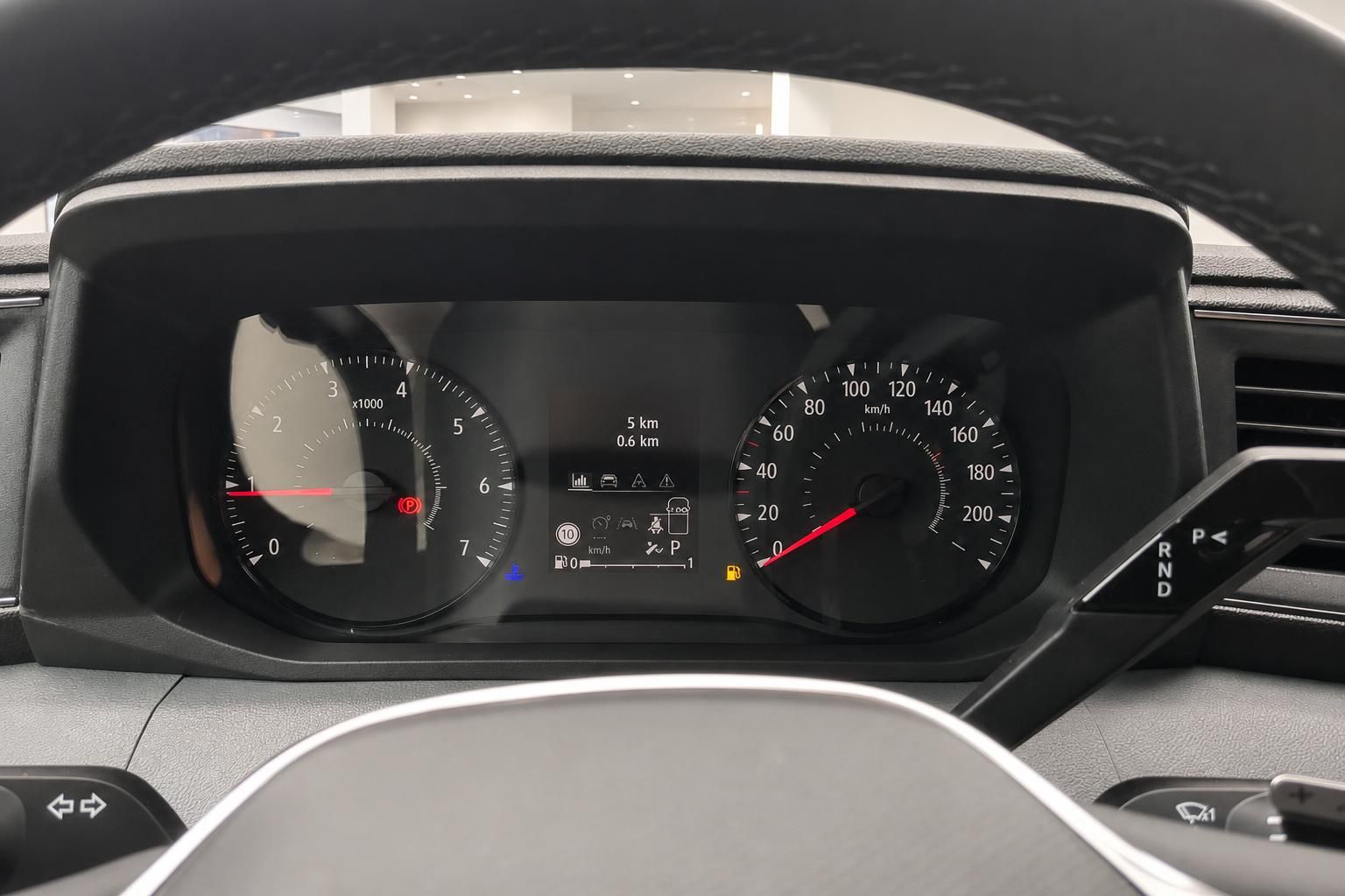 Cockpit mit Tacho und Drehzahlmesser im Transporter Innenraum