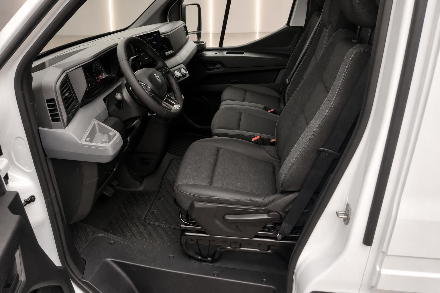Renault Master Innenraum, Vordersitze und Armaturenbrett im Detail
