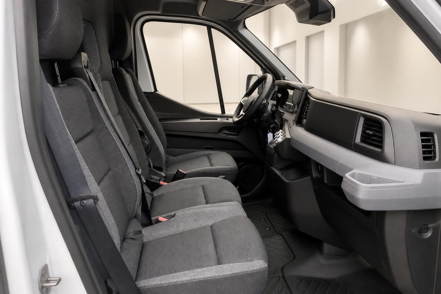 Innenraum Transporter mit Vordersitzen und Cockpit im Detail