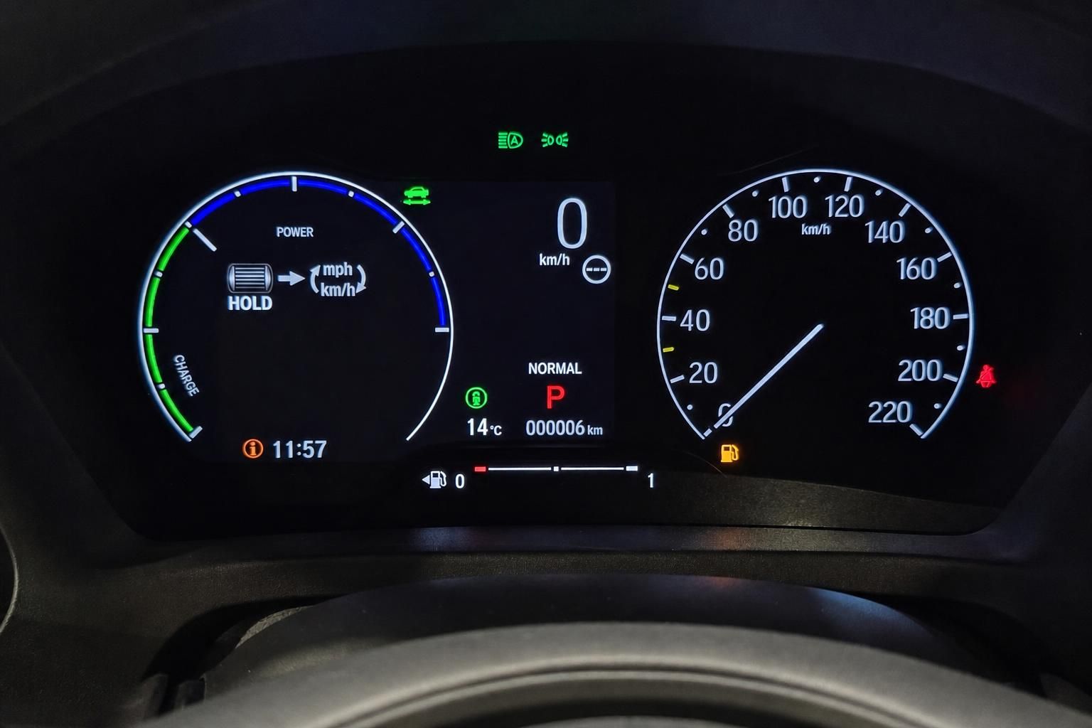 Digitales Kombiinstrument mit Tachometer und Ladeanzeige im Honda