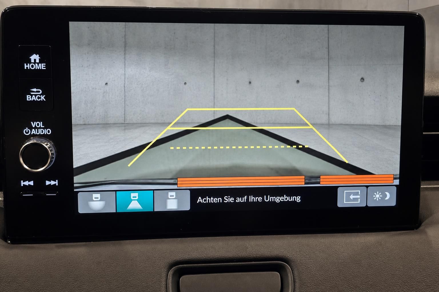 Honda Rueckfahrkamera Display mit Einparkhilfe Linien im Cockpit