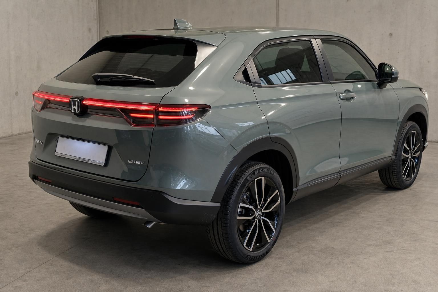 Honda HR-V e:HEV grau, Heckansicht mit Hybrid-Logo und Design