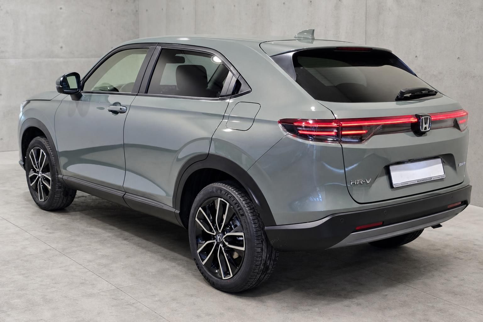Honda HR-V grau, Heckansicht schräg mit LED-Rückleuchten und Alufelgen