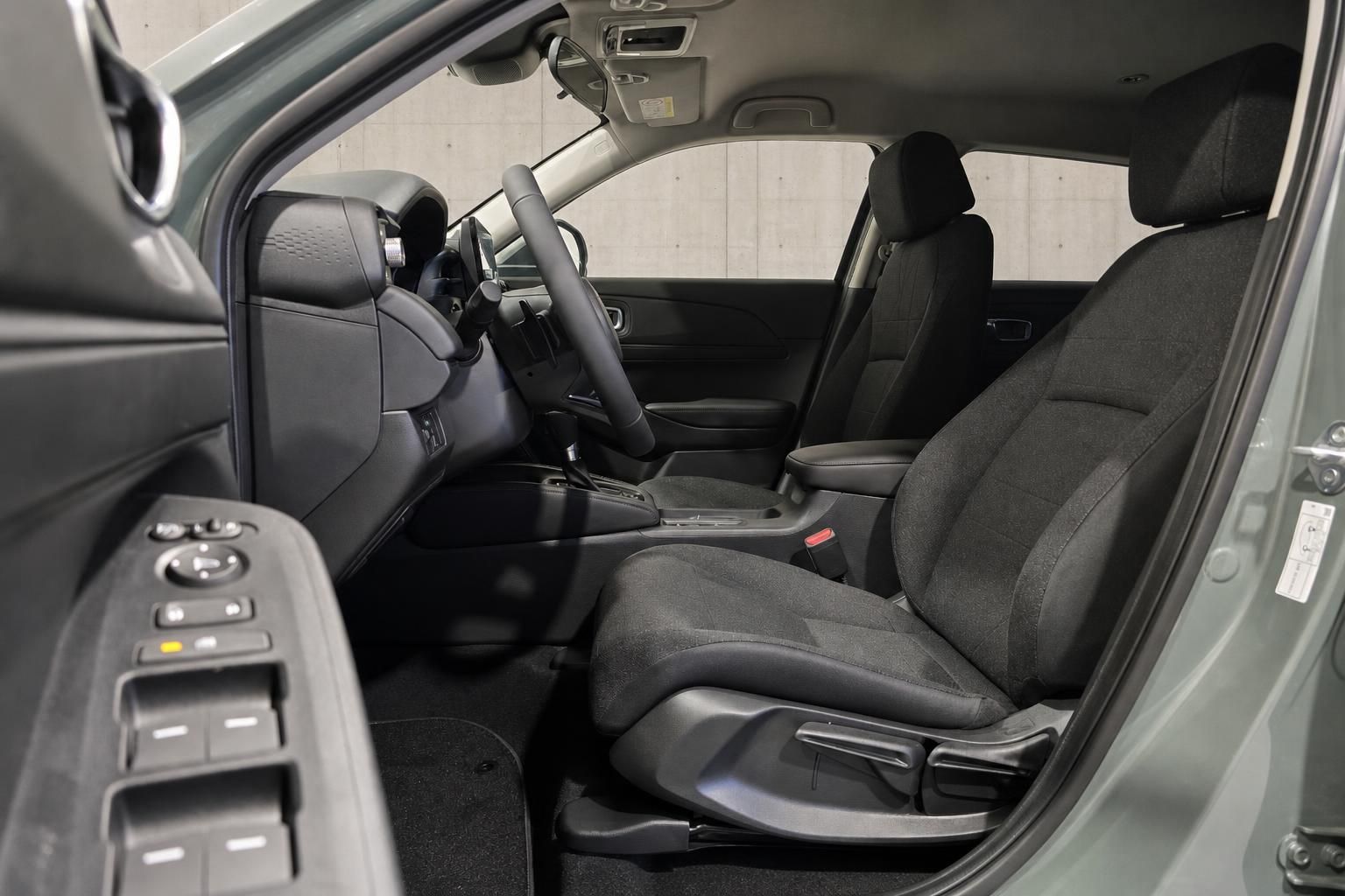 Honda Vordersitze und Fahrerbereich mit Blick durch geöffnete Tür