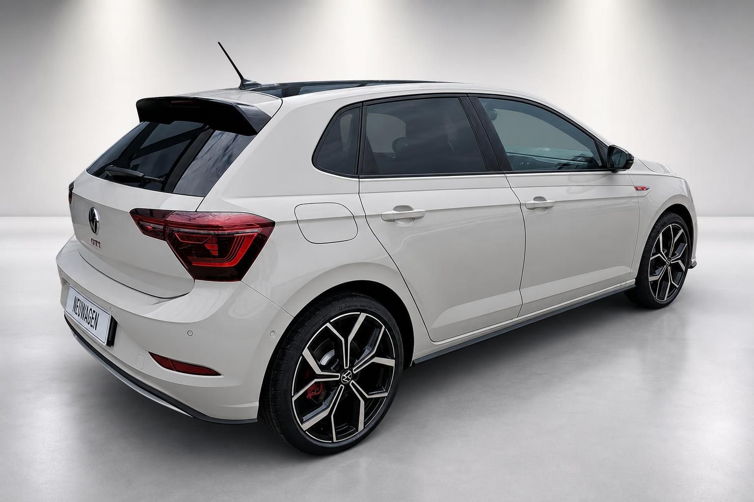 VW Polo GTI weiß, seitliche Heckansicht mit Panoramadach