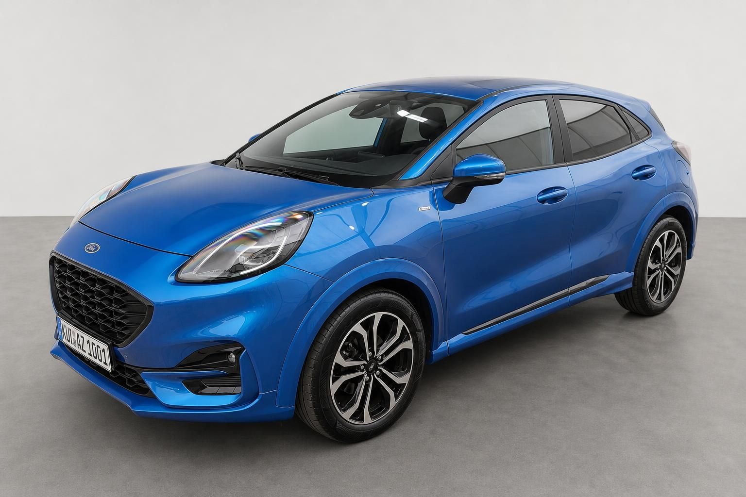 Ford Puma in Blau, Frontansicht schräg von vorne im Studio