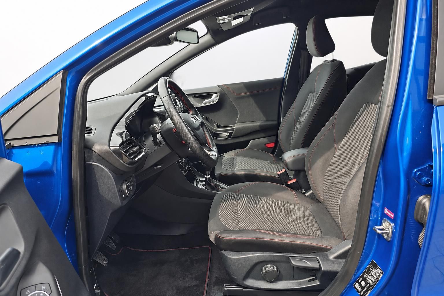 Ford Fiesta Interieur mit Vordersitzen und Lenkrad, Blick durch offene Tür