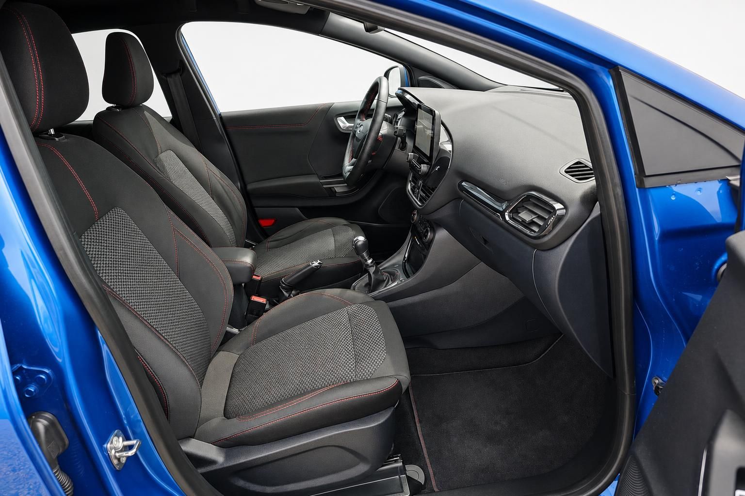Ford Fiesta Innenraum mit Vordersitzen und Cockpit, Ansicht durch Fahrertür