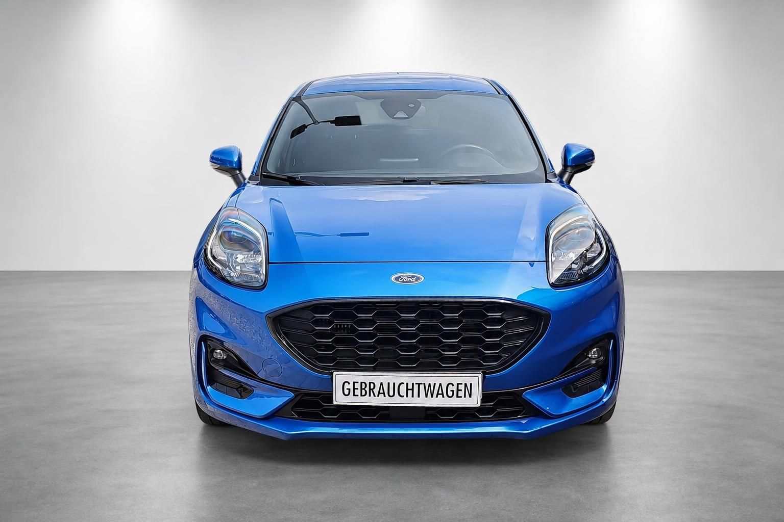 Ford Puma blau Frontansicht mit Gebrauchtwagen-Kennzeichenschild
