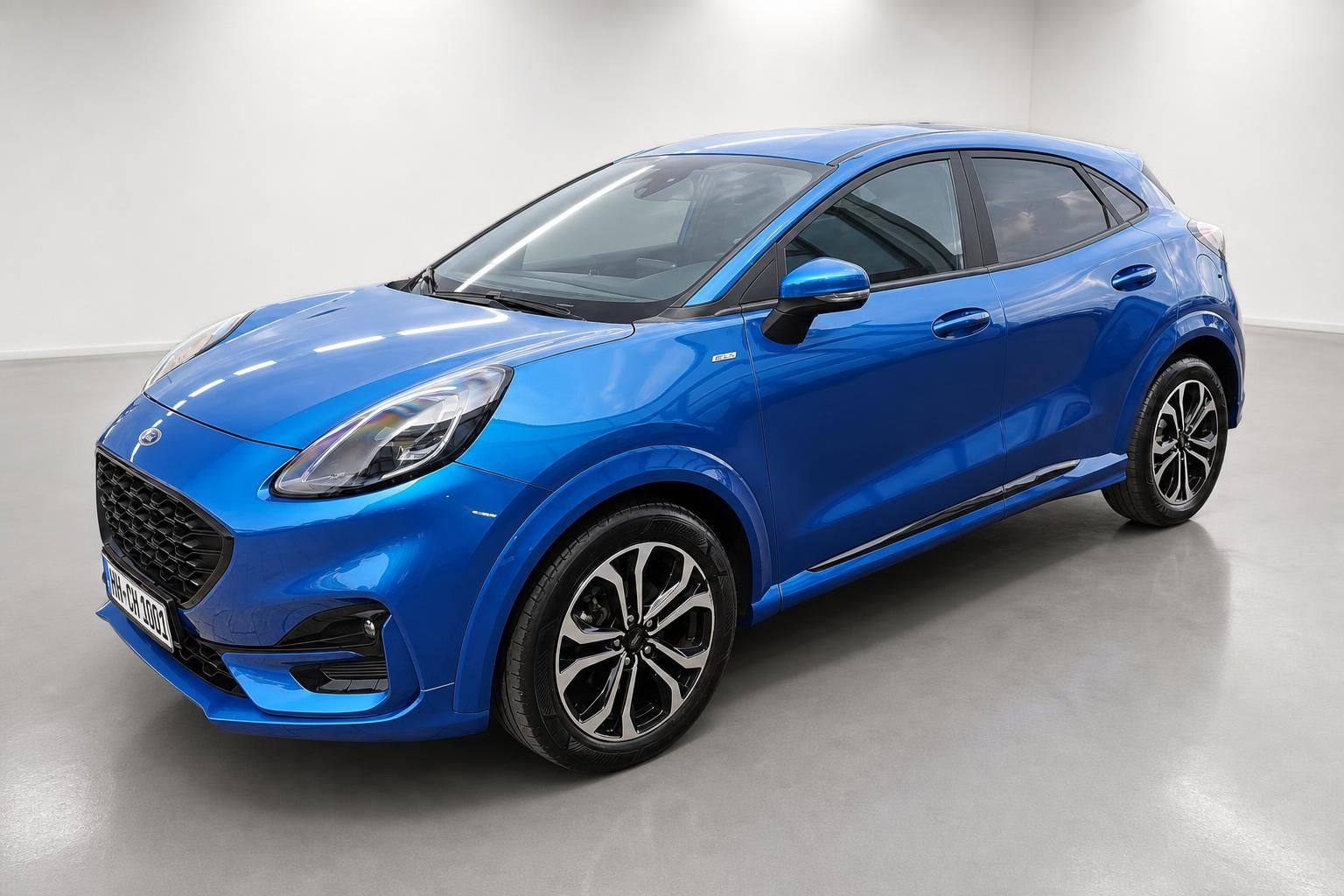 Ford Puma blau Frontansicht schräg mit Kennzeichen im Studio