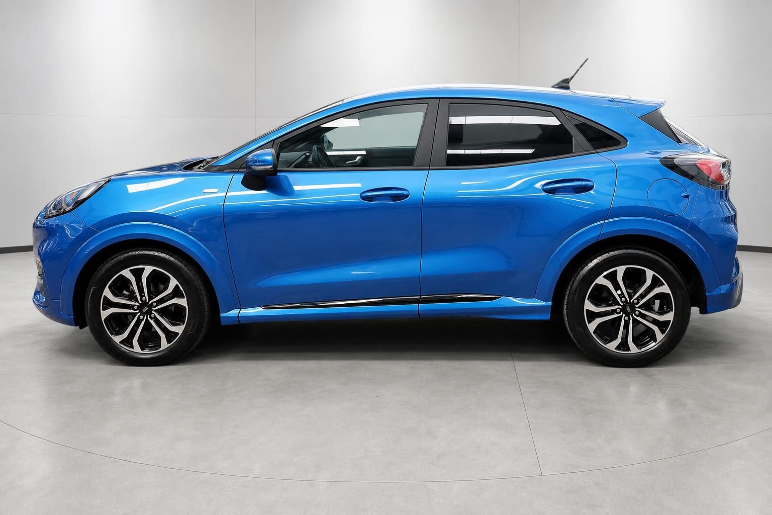 Ford Puma blau metallic Seitenansicht Profil im Studio