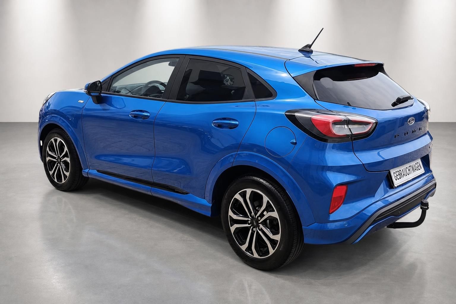 Ford Puma blau Heckansicht schräg mit Anhängerkupplung im Studio