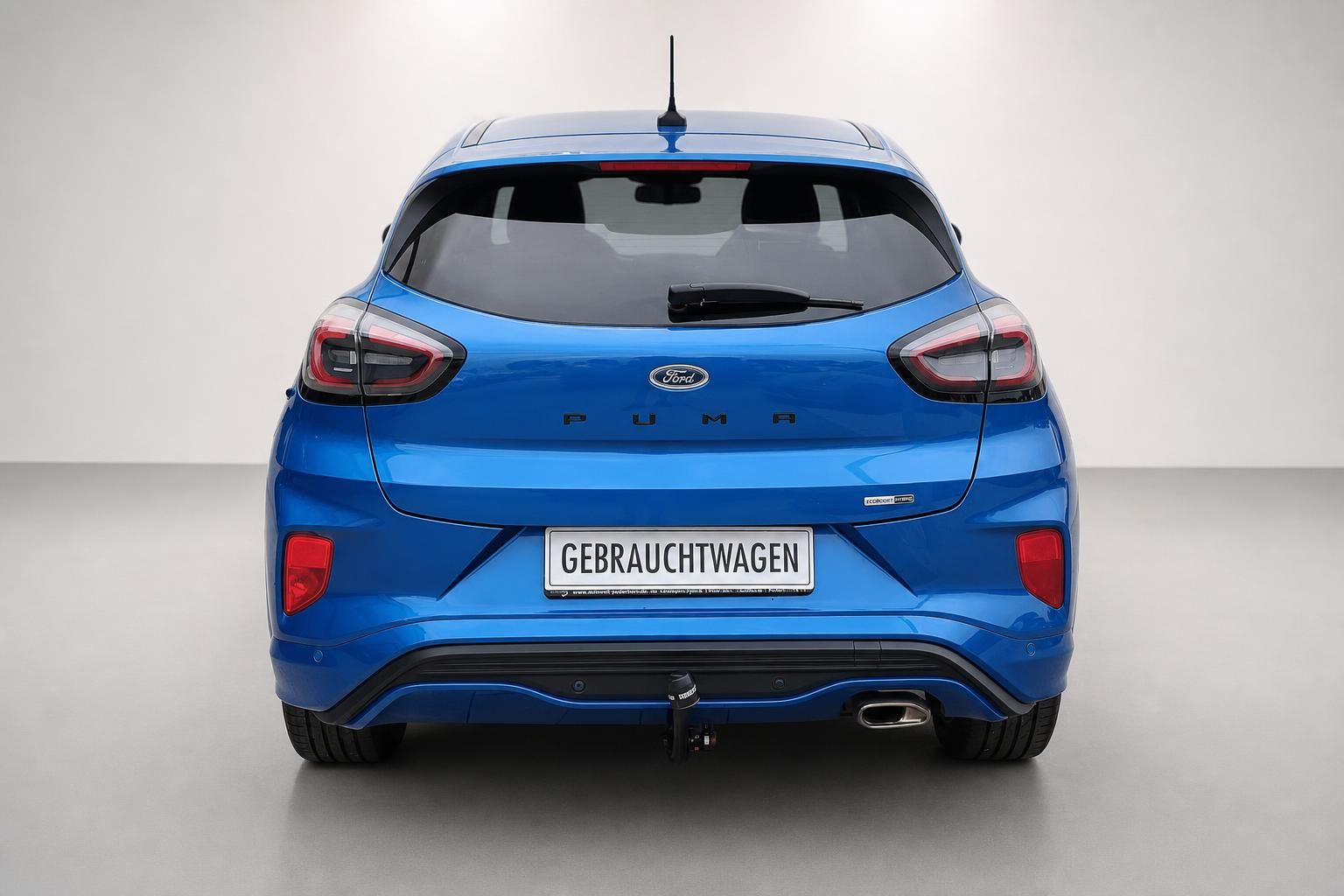 Ford Puma blau Heckansicht Gebrauchtwagen mit Anhaengerkupplung
