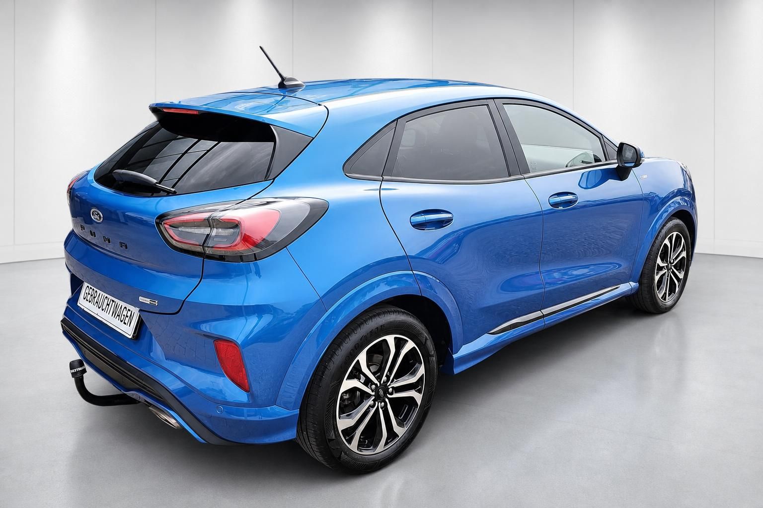 Ford Puma blau Seitenansicht hinten Gebrauchtwagen Studio