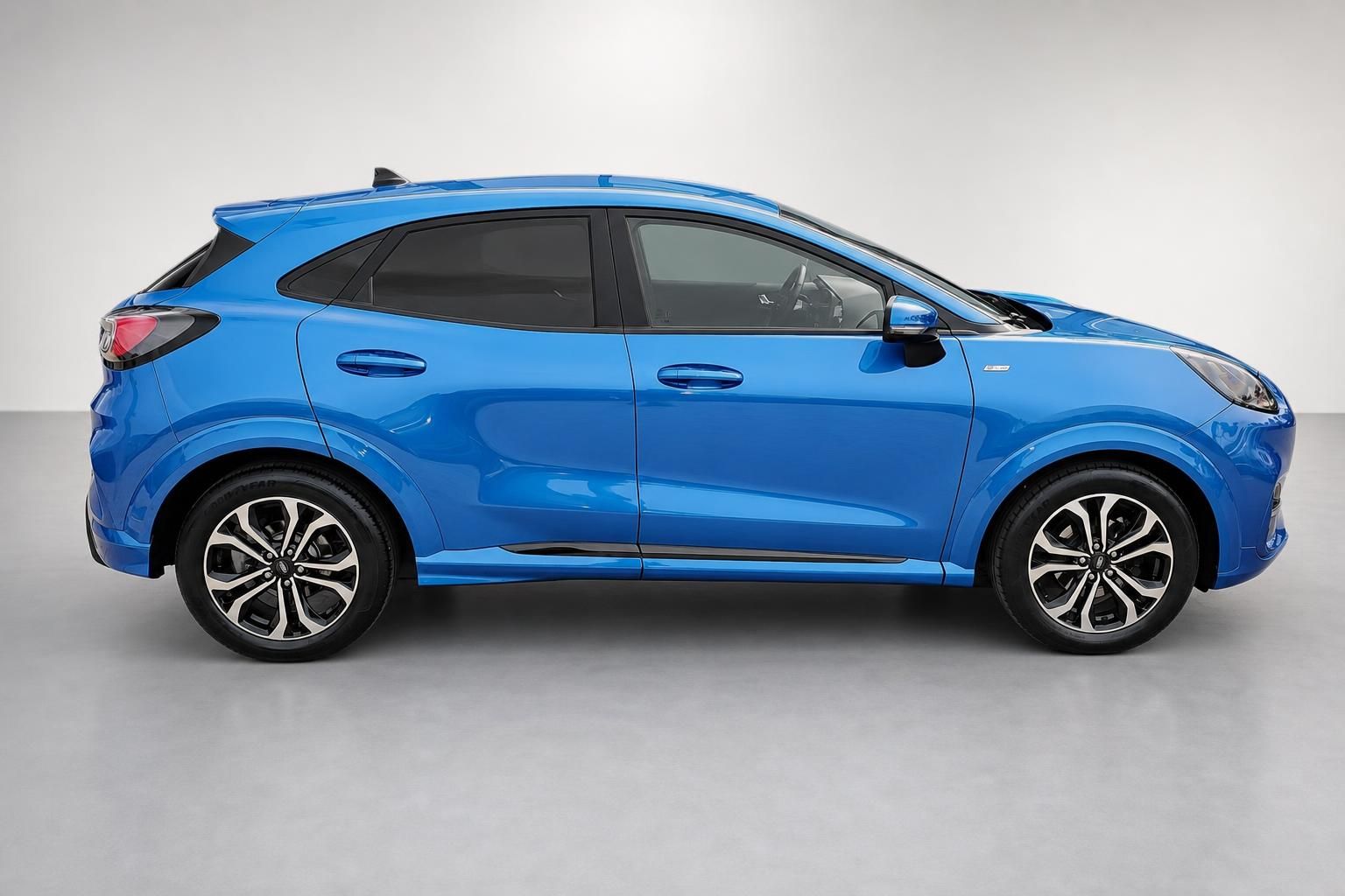 Ford Puma blau Seitenansicht Gebrauchtwagen Studioaufnahme