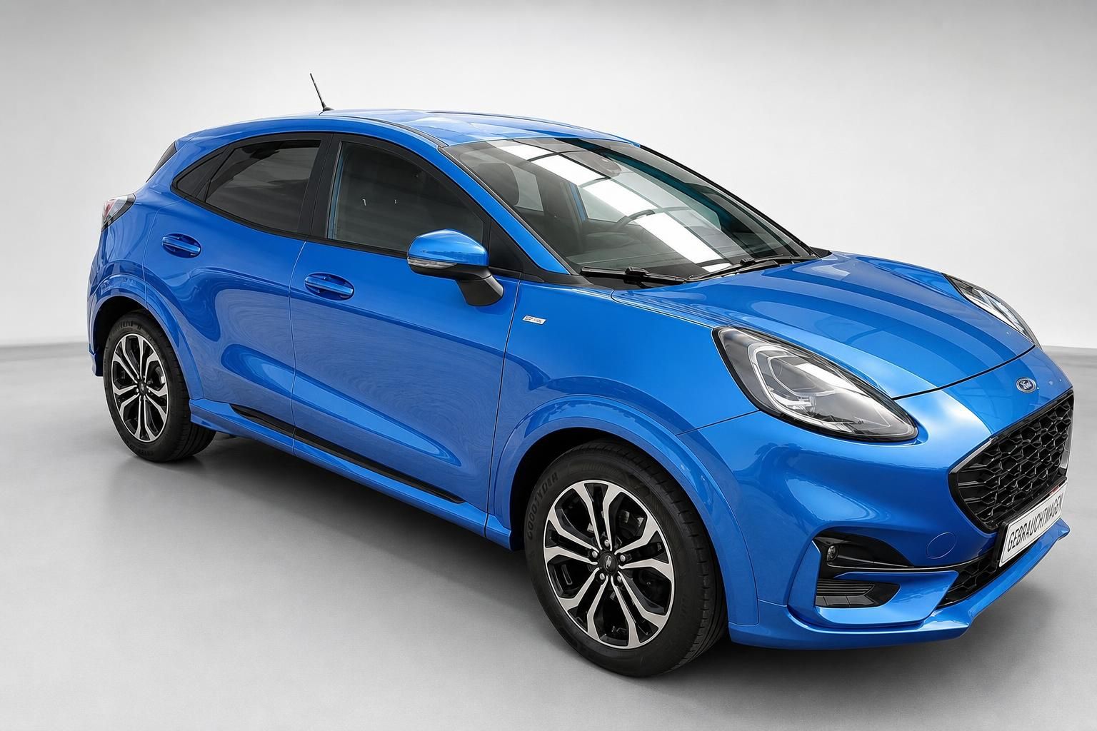 Ford Puma blau Frontansicht schraeg Gebrauchtwagen Studio