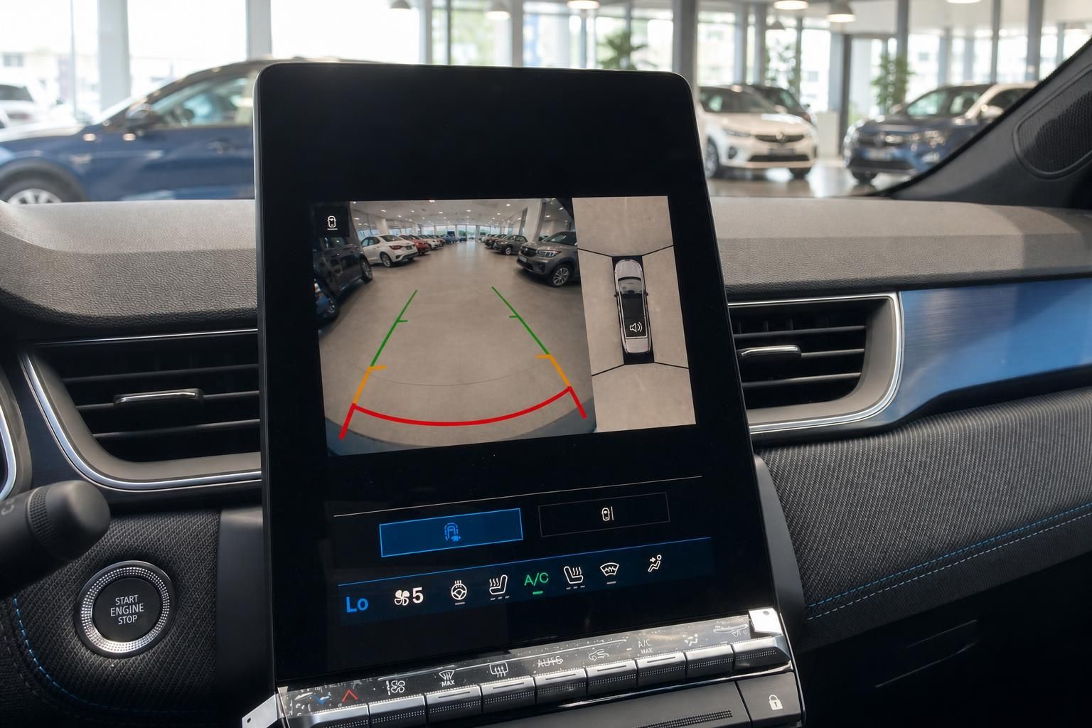 Infotainment-Display mit Rückfahrkamera und Einparkhilfe im Fahrzeug-Innenraum