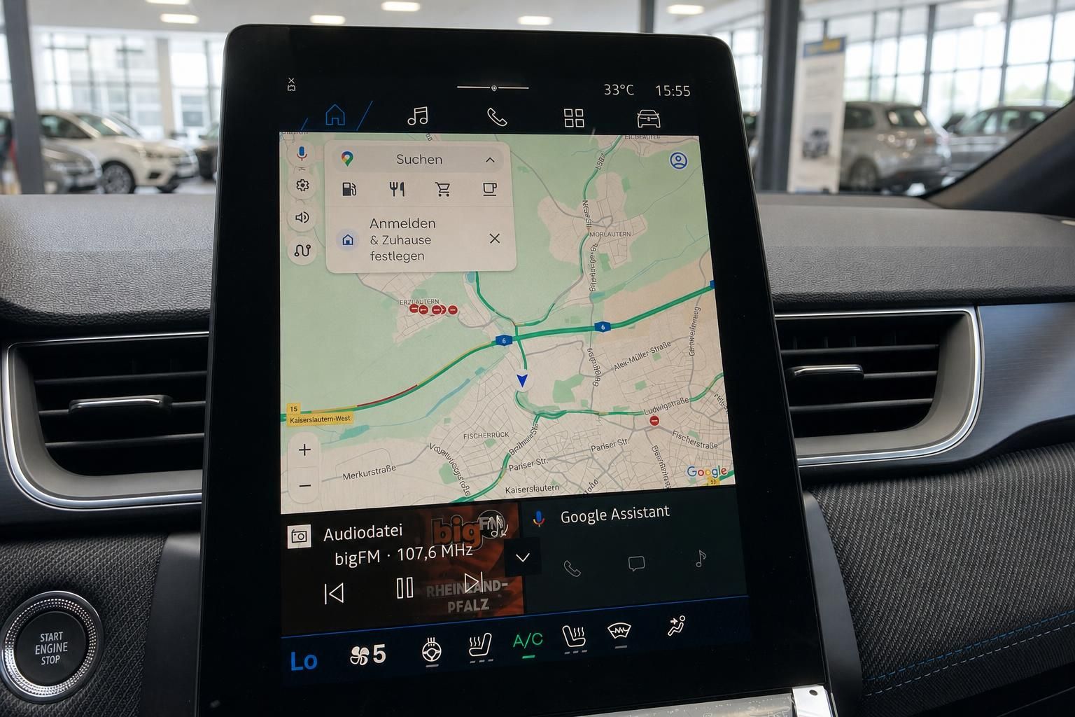 Modernes Infotainment-System mit Navigationskarte und Touchscreen im Fahrzeug-Innenraum