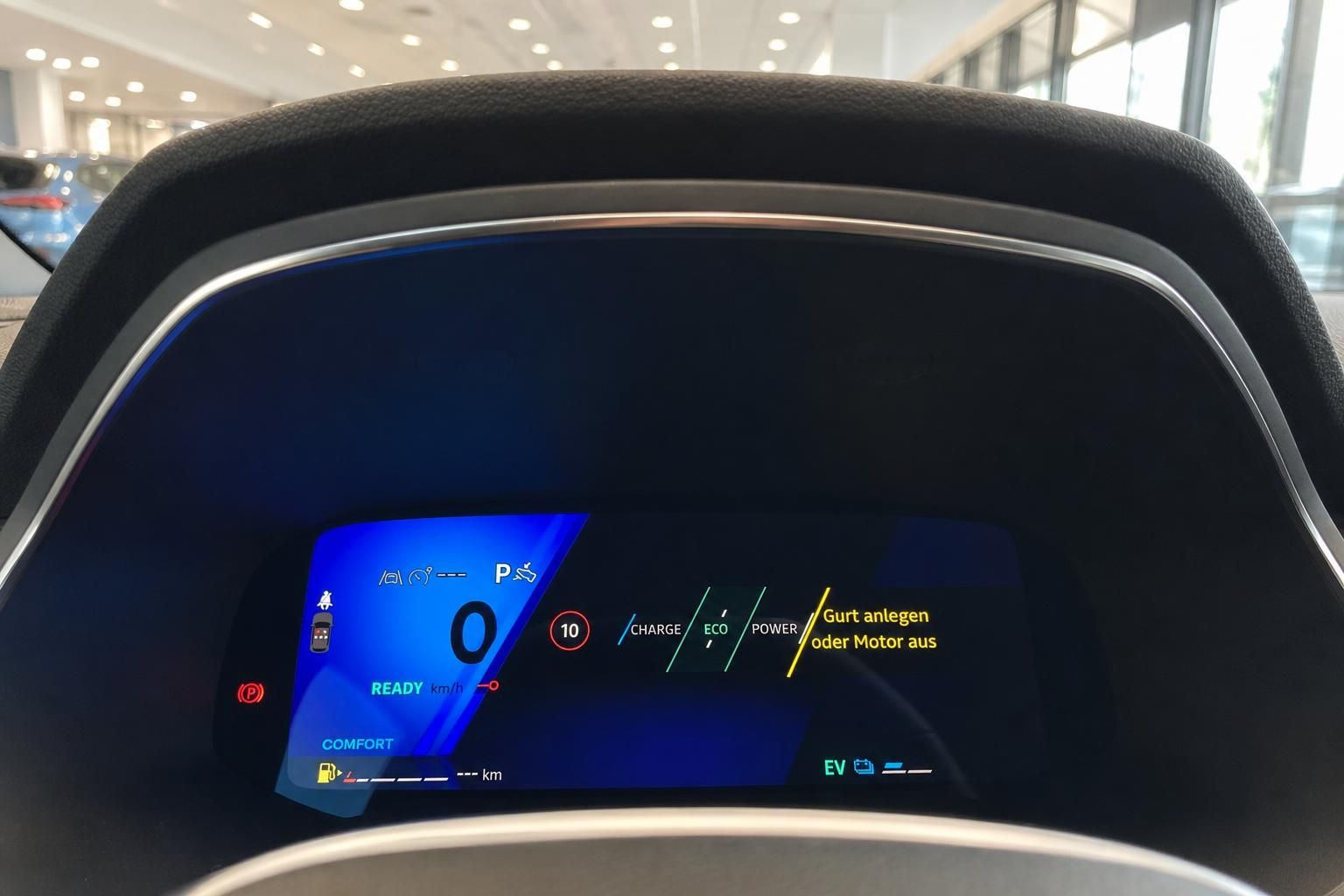 Renault Elektrofahrzeug Kombiinstrument mit digitalem Display und Ladeanzeige im Innenraum
