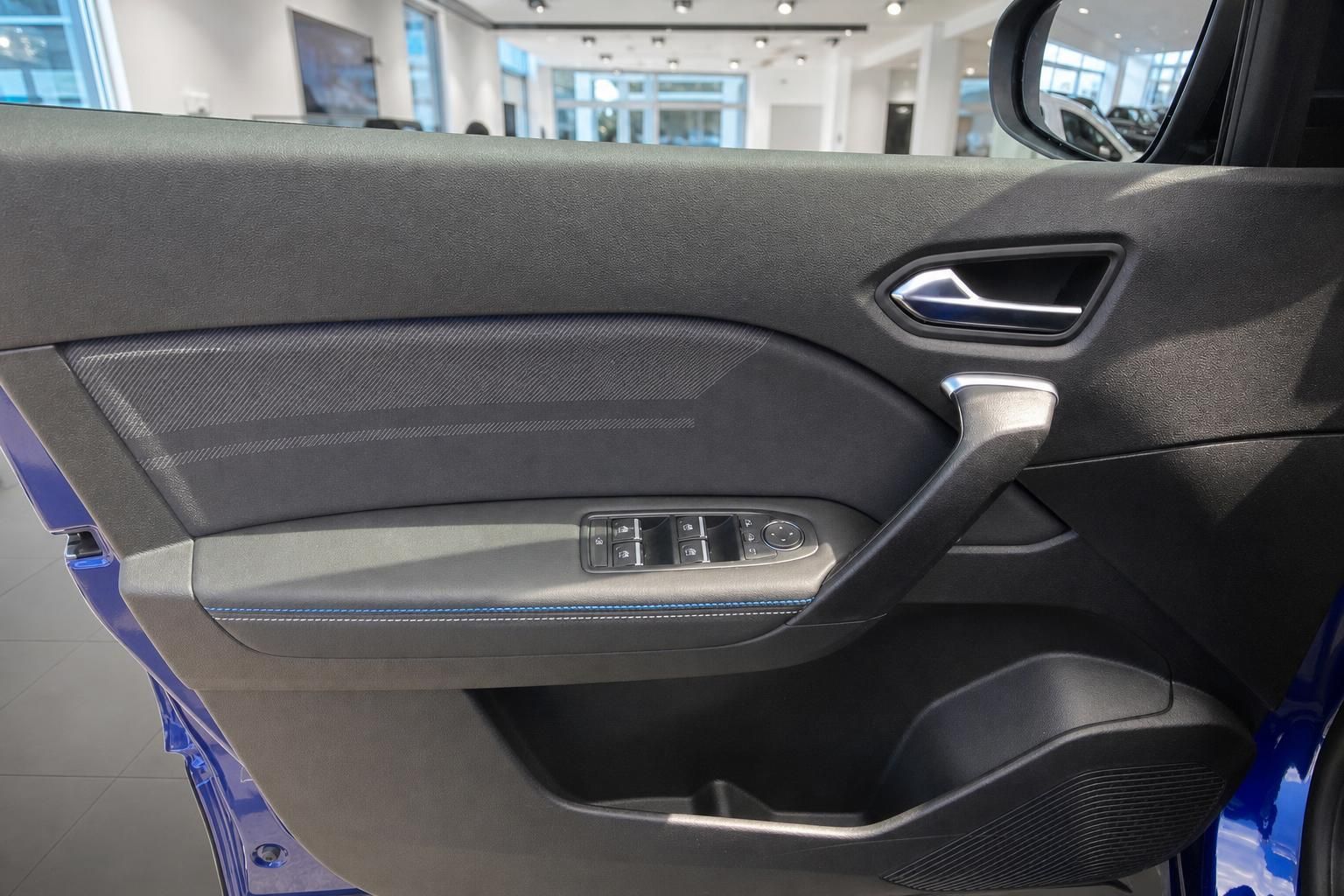 Fahrzeug Türverkleidung innen mit elektrischen Fensterhebern und Carbon-Optik Dekor