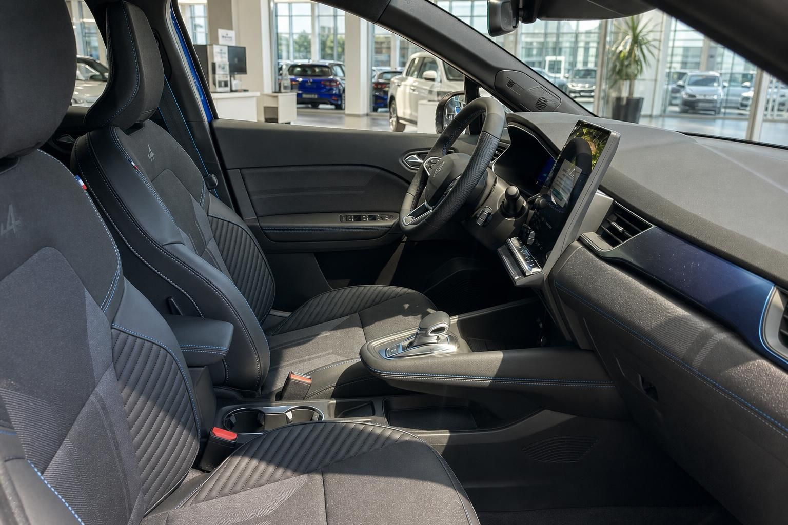 Renault Fahrzeug Innenraum mit schwarzer Polsterung, Automatikgetriebe und modernem Cockpit