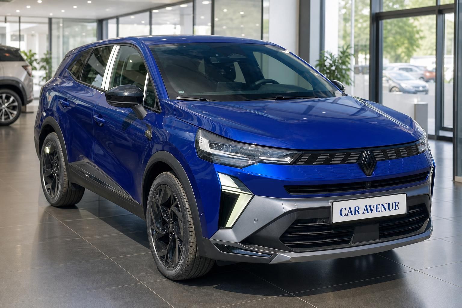 Blauer Renault Symbioz SUV Frontschrägsicht mit modernem Design und schwarzen Felgen im Showroom