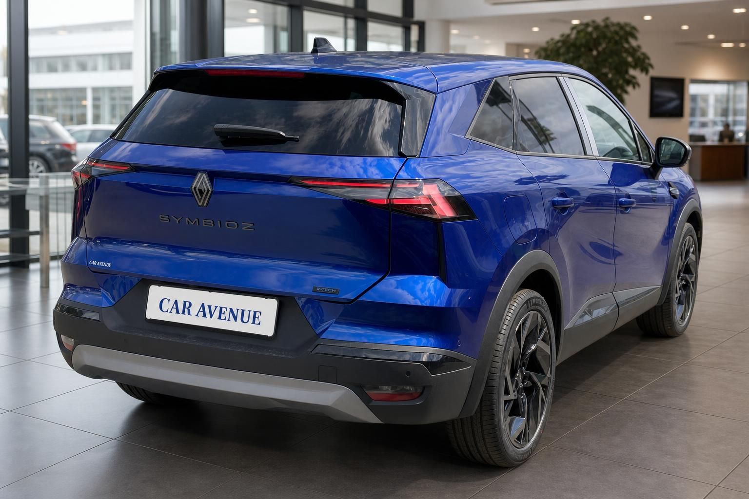 Blauer Renault Symbioz SUV Heckansicht mit LED-Rückleuchten und Car Avenue Händlerkennzeichen