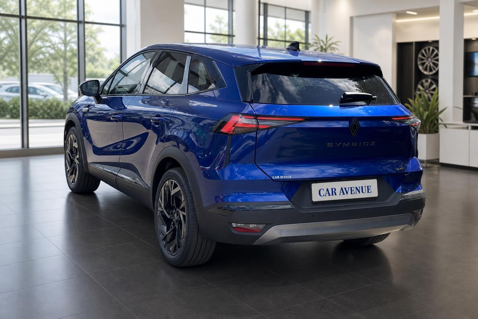 Blauer Renault Symbioz SUV Heckschrägsicht im Autohaus mit schwarzen Leichtmetallfelgen