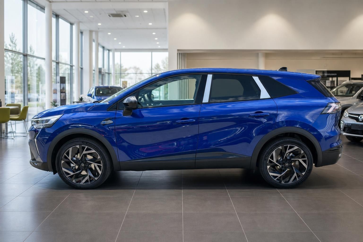 Blauer Renault Symbioz SUV Seitenansicht im modernen Autohaus-Showroom mit großen Fenstern