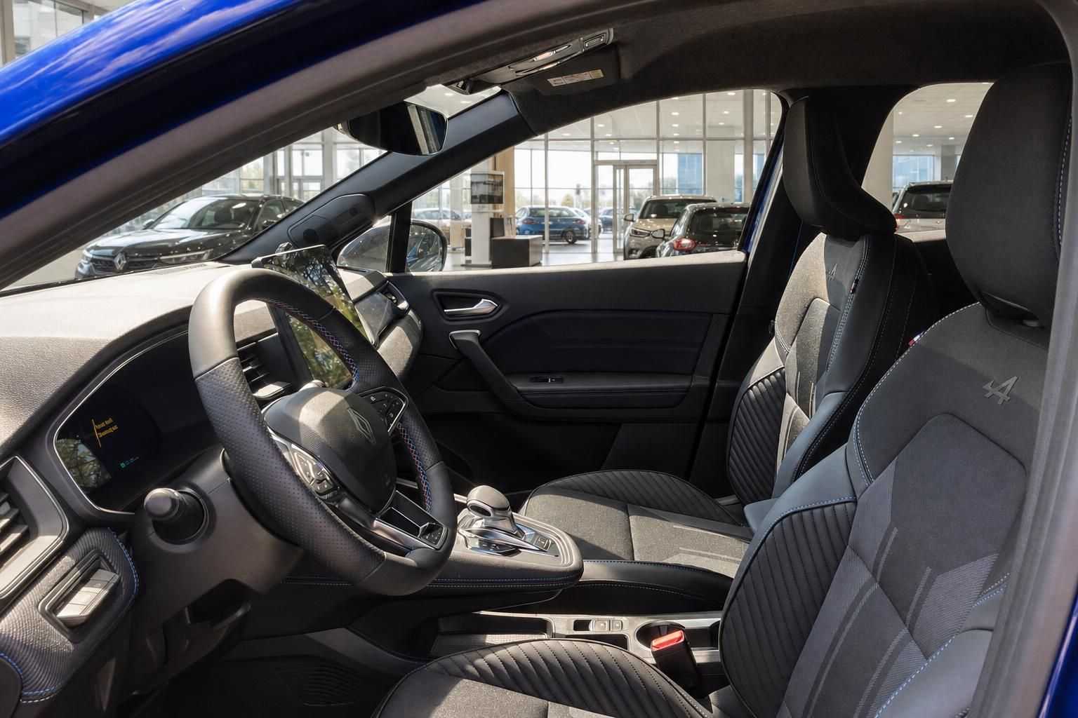 Fahrzeug-Innenraum mit schwarzer Lederausstattung und modernem Cockpit