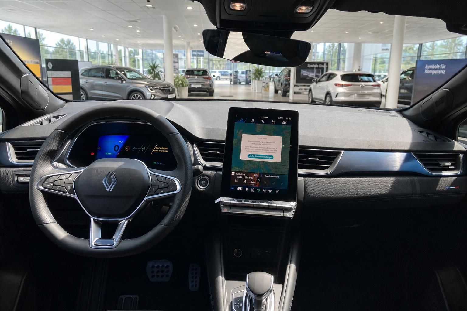 Fahrzeug-Cockpit mit Lenkrad und Touchscreen-Display im Armaturenbrett