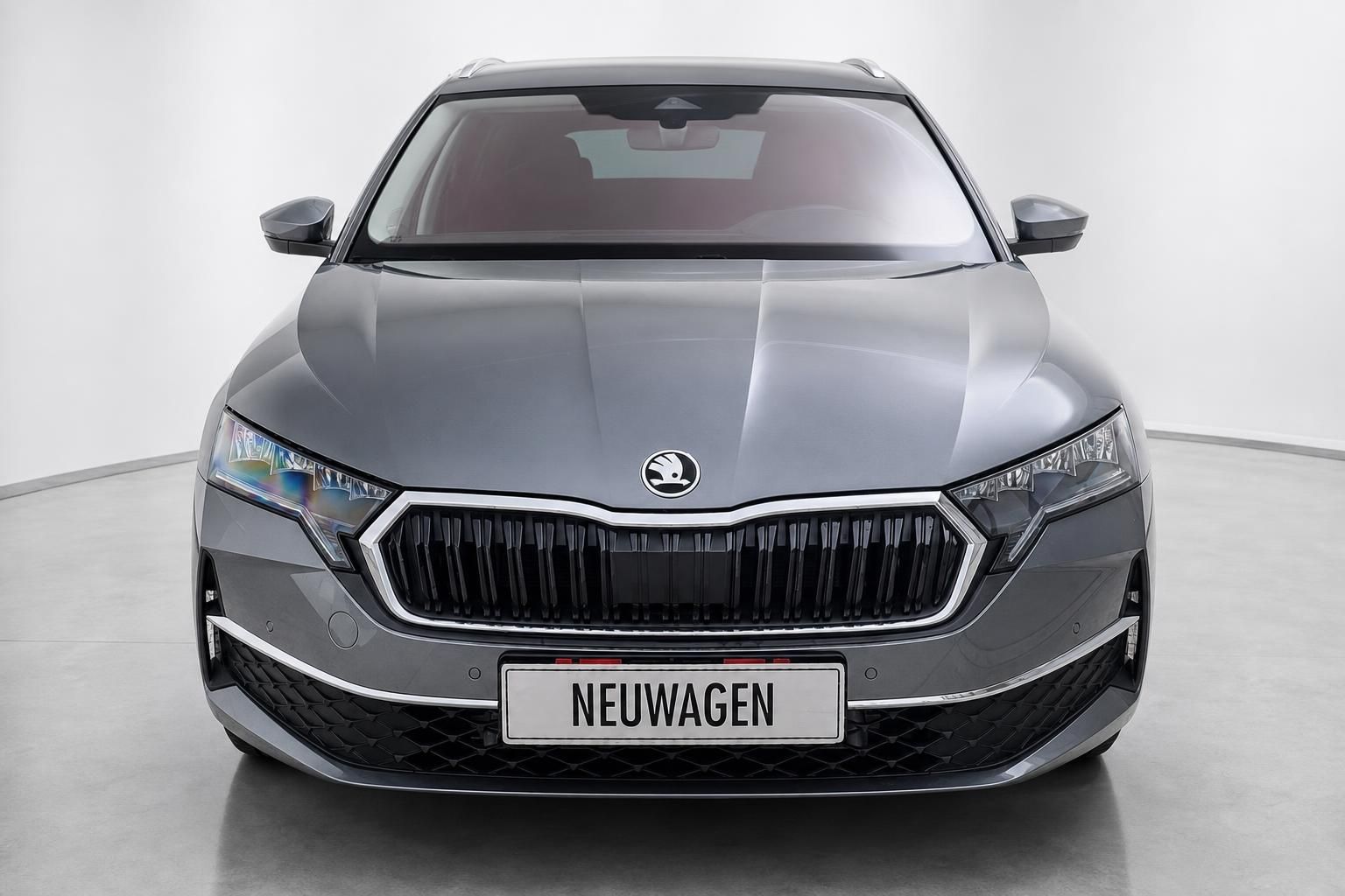 Skoda Octavia Kombi Frontansicht in grau, Neuwagen Studioaufnahme