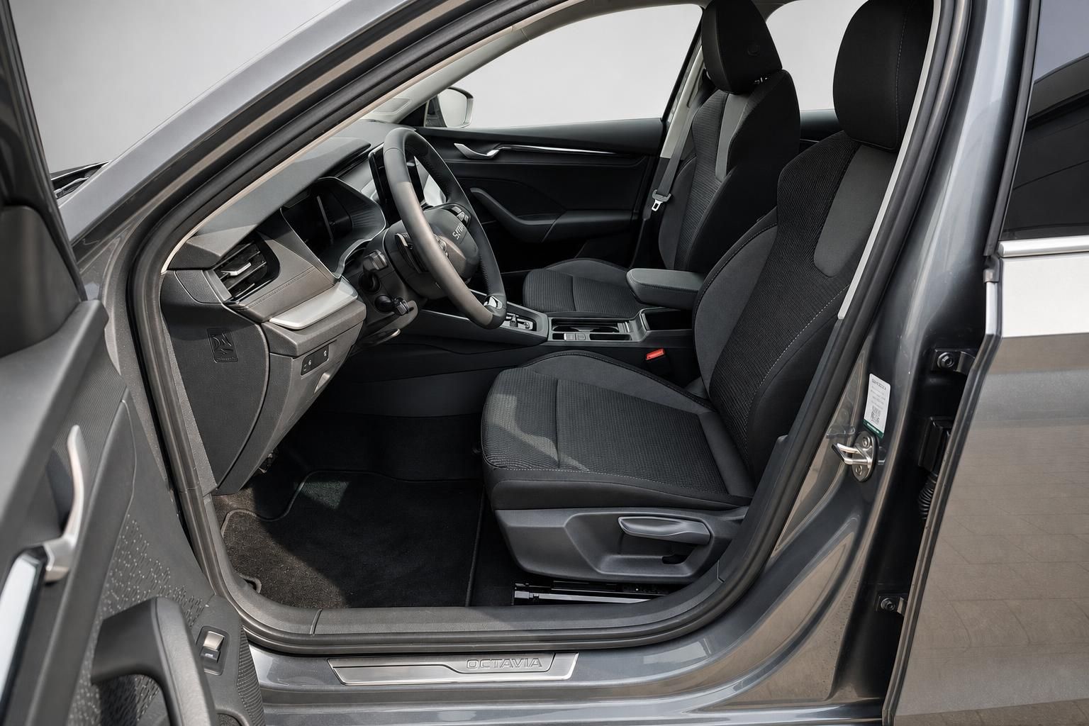 Skoda Octavia Innenraum mit Blick auf Fahrersitz und Cockpit