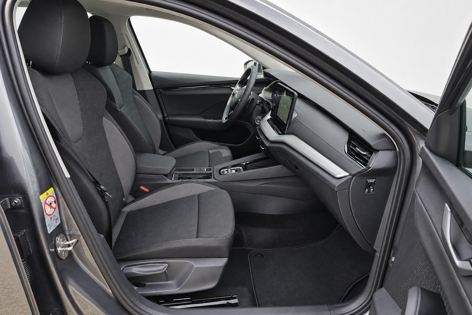 Skoda Fahrzeuginnenraum mit Sitzen, Lenkrad und Infotainment-Display