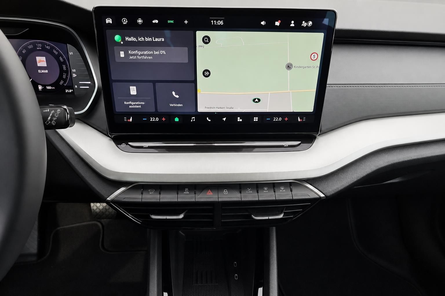 Skoda Infotainmentsystem mit Navigation und Bedienfeld im Detail