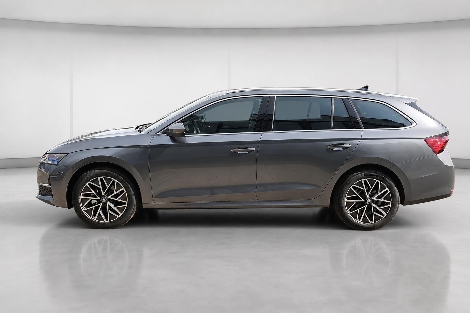 Skoda Octavia Combi grau, Seitenansicht komplett im Studio