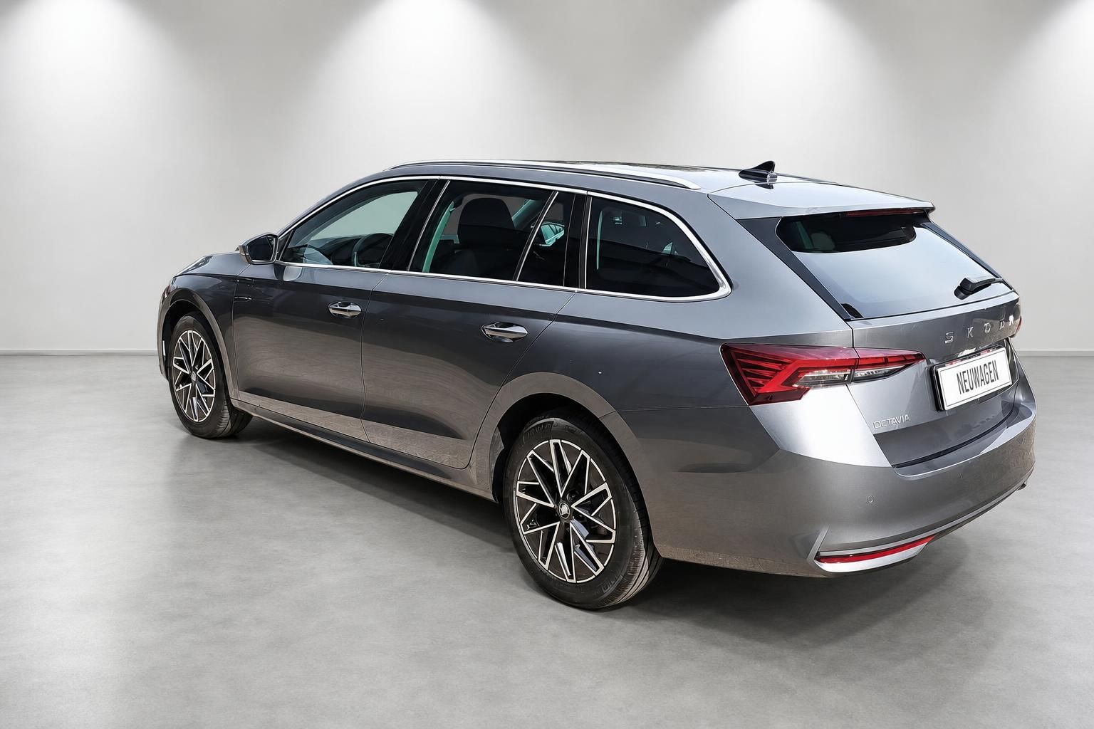 Skoda Octavia Combi in Grau, Heckansicht schraeg, Studioaufnahme