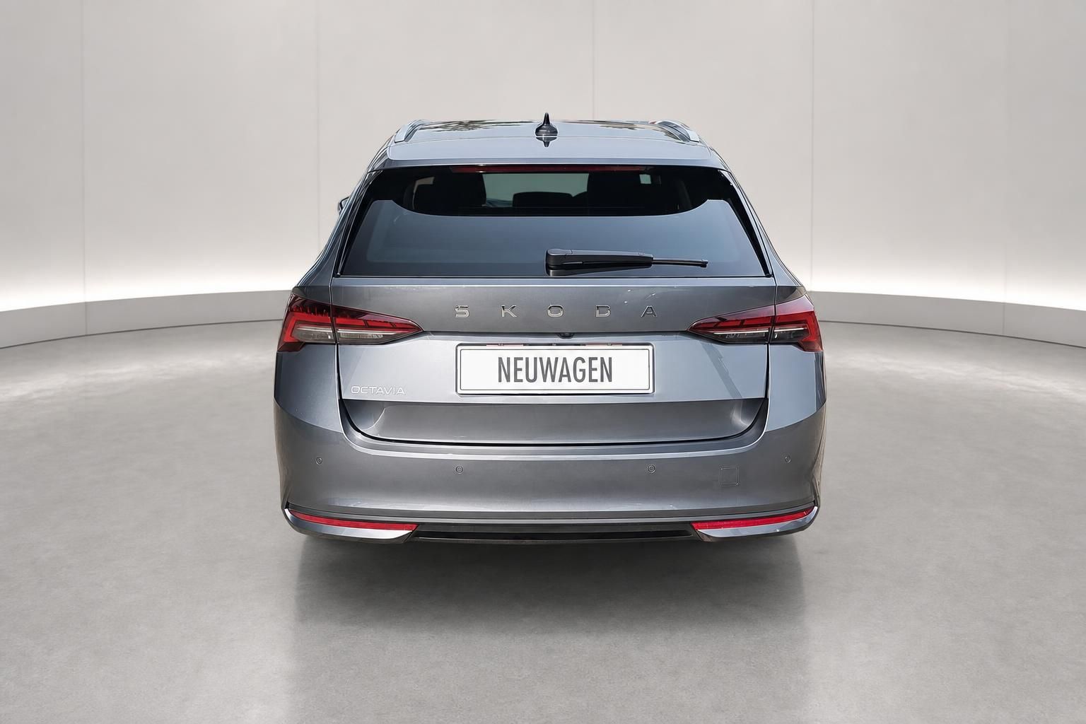Skoda Octavia Combi grau, Heckansicht im Fotostudio