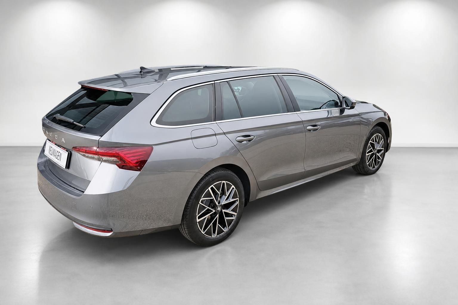 Skoda Octavia Combi grau metallic, Heckansicht mit Panoramadach