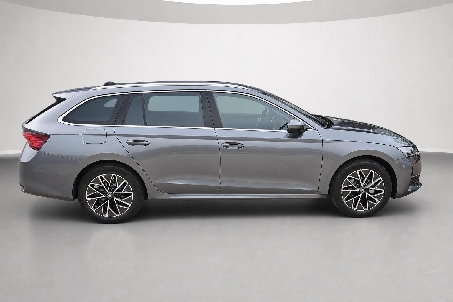 Skoda Octavia Combi Seitenansicht in Grau, Kombi im Studio