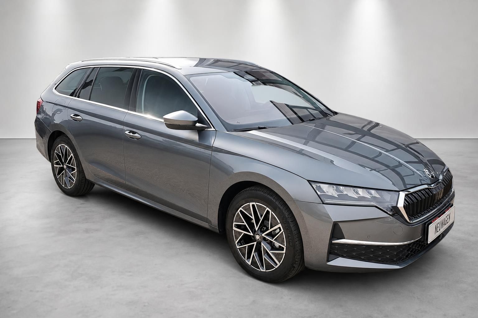 Skoda Octavia Combi grau, Frontansicht schraeg im Studio