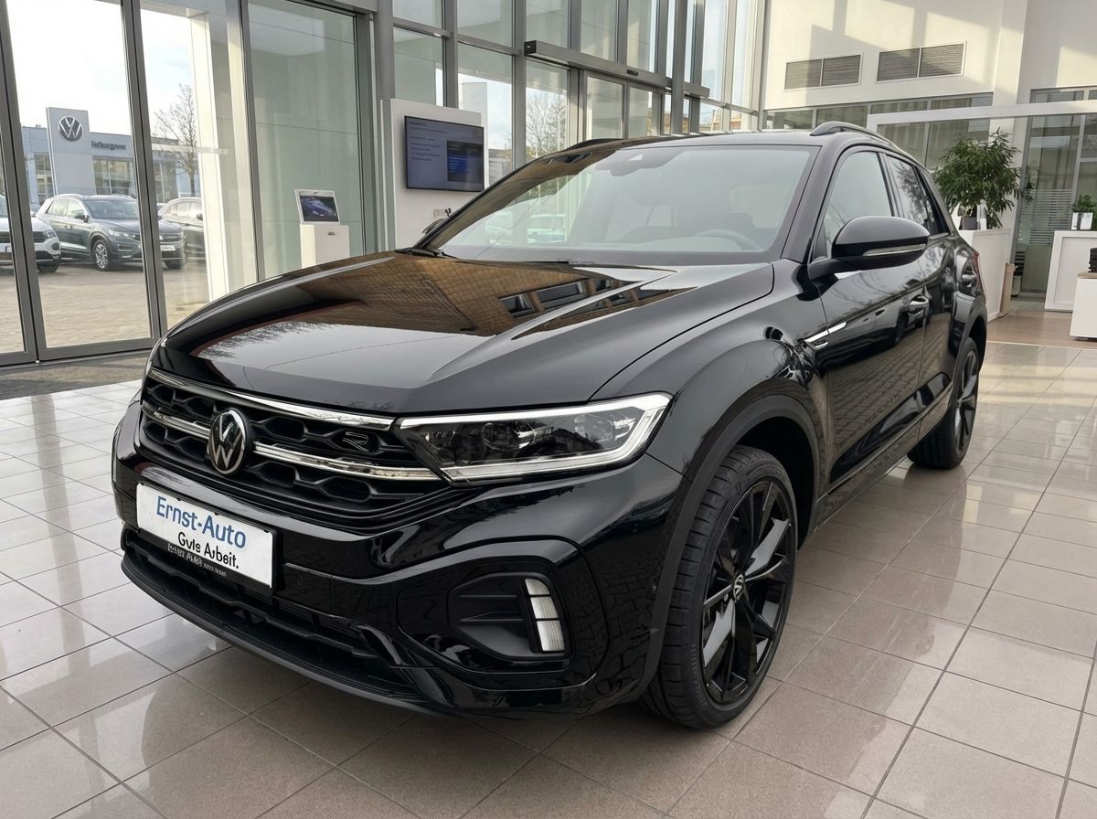 Schwarzer Volkswagen T-Roc R-Line im VW Autohaus Ernst-Auto Showroom