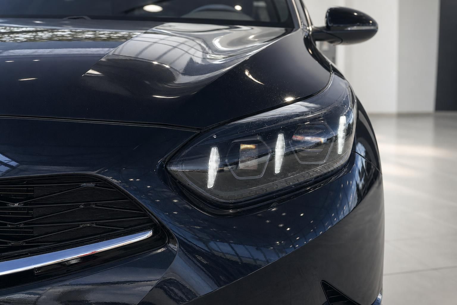 Kia Ceed LED-Scheinwerfer Detailansicht – Frontscheinwerfer dunkelblau Nahaufnahme