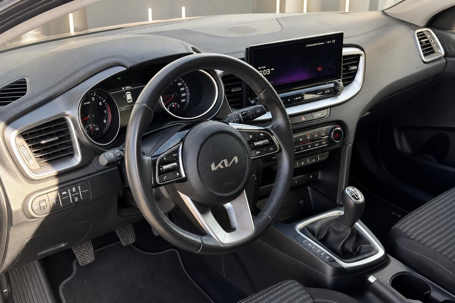 Kia Cockpit Innenraum – Multifunktionslenkrad, digitales Kombiinstrument, Infotainment-Display