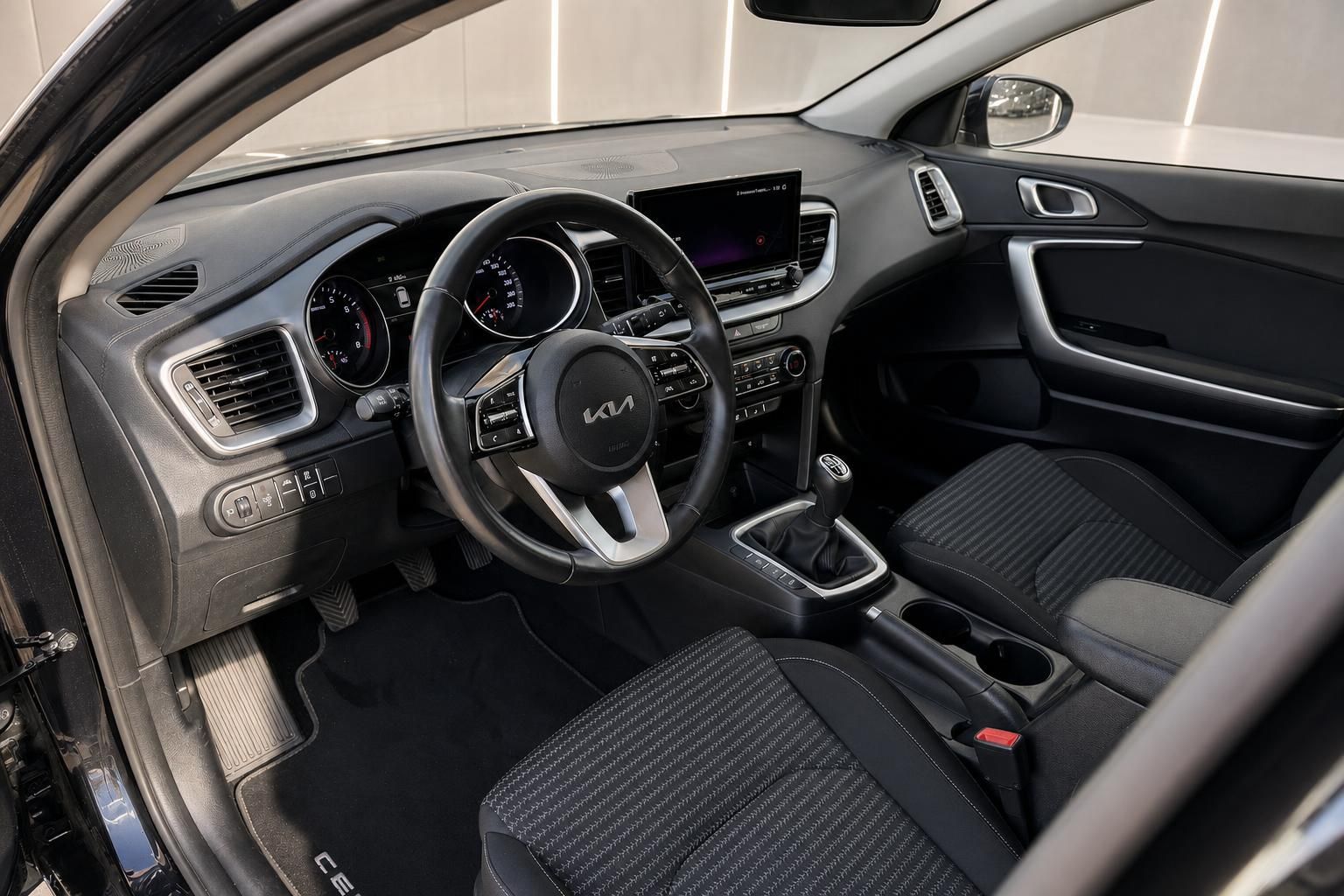 Kia Innenraum Fahrerseite – Lenkrad, Instrumententafel, Touchscreen, Schaltgetriebe, Sitze