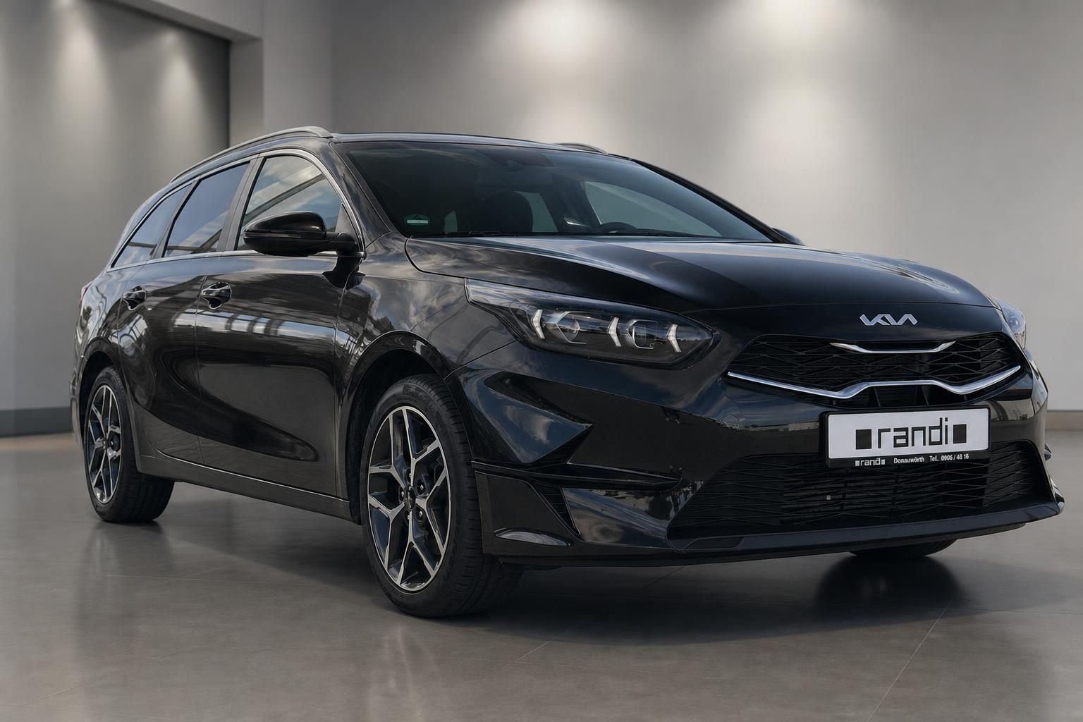 Kia Ceed Sportswagon schwarz Frontansicht schräg links im Autohaus