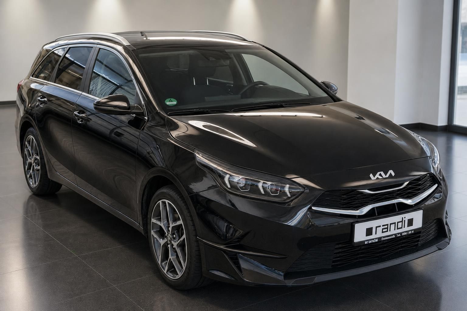 Kia Ceed Sportswagon schwarz Dreiviertel-Frontansicht im Autohaus