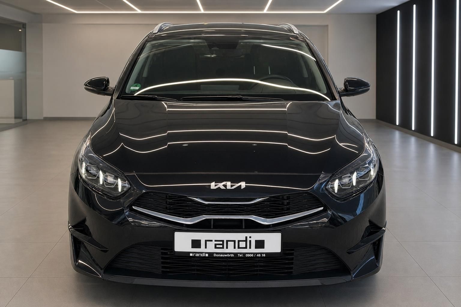 Kia Ceed Sportswagon schwarz direkte Frontansicht mit LED-Scheinwerfern