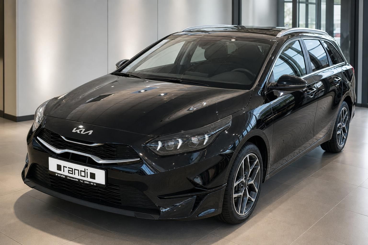 Kia Ceed Sportswagon schwarz Frontansicht schräg im Autohaus Randi Donauwörth