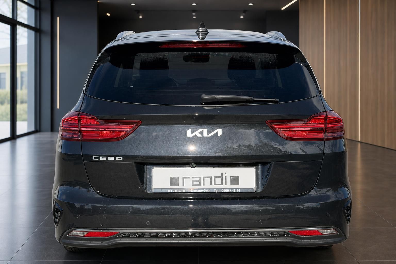 Kia Ceed SW Kombi grau Heckansicht im Autohaus – Rücklichter und Heckspoiler